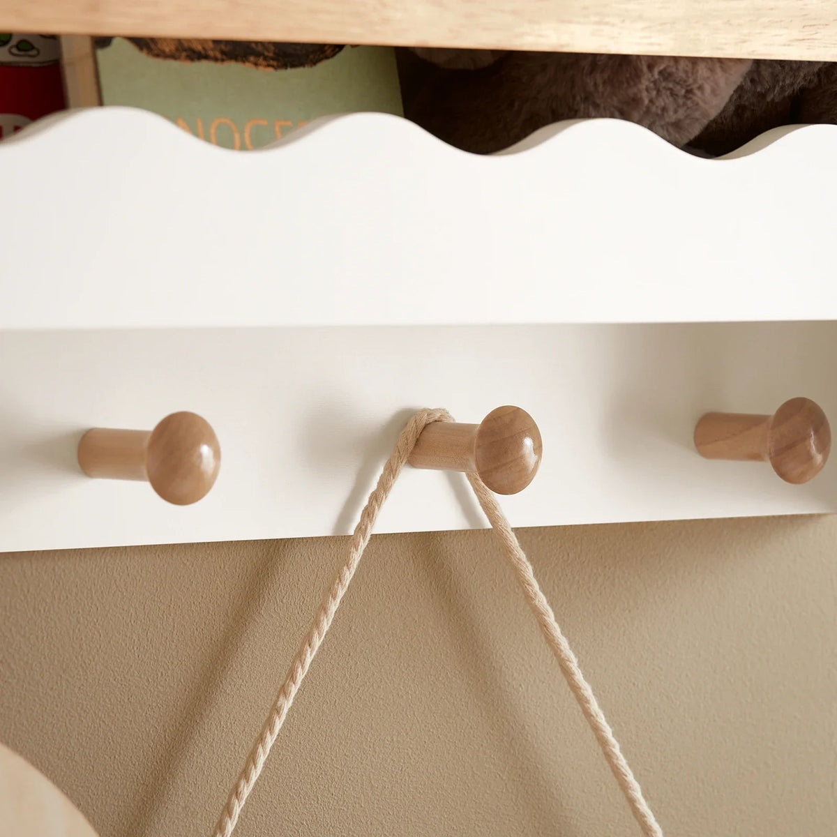 Étagère murale enfant bois blanc avec crochets Tilda Kids